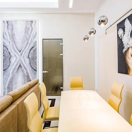 Apartment Leogrand Deluxe On Doroshenka 17 *